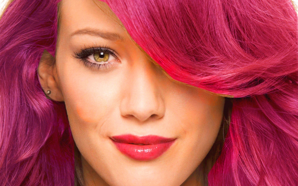 Девушка с крашеными волосами