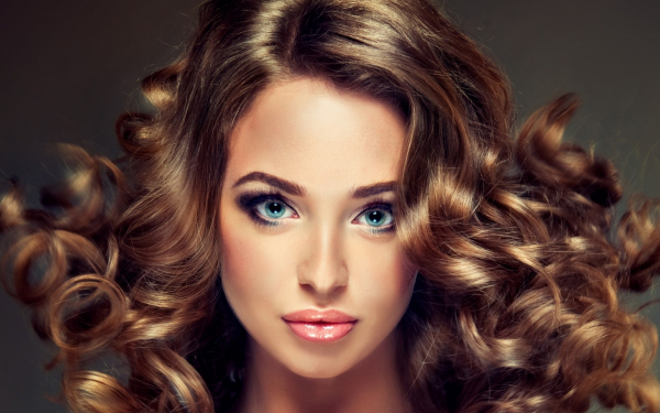 Девушка с локонами
