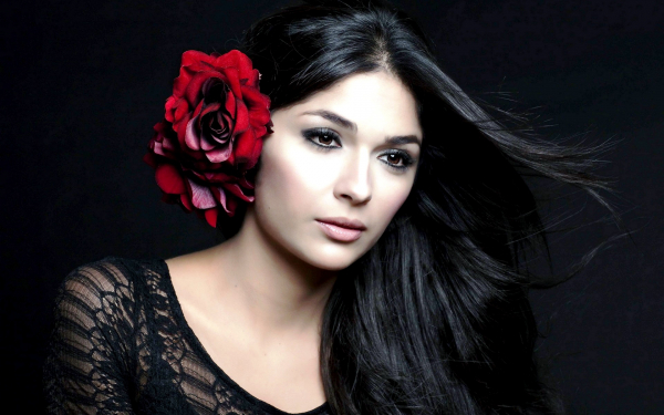 Кареглазая брюнетка