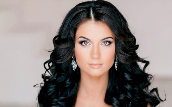 Красивая брюнетка