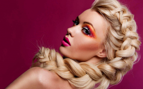 Блондинка с косой