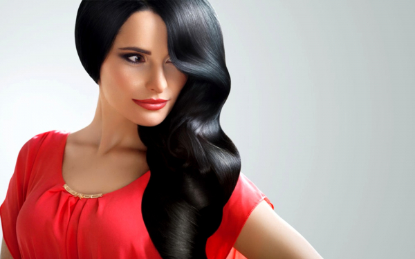 Брюнетка в красном платье