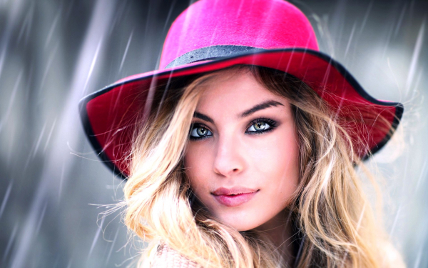 Девушка в шляпе