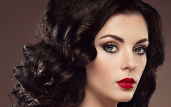 Девушка с красной помадой