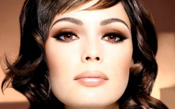 Кареглазая шатенка