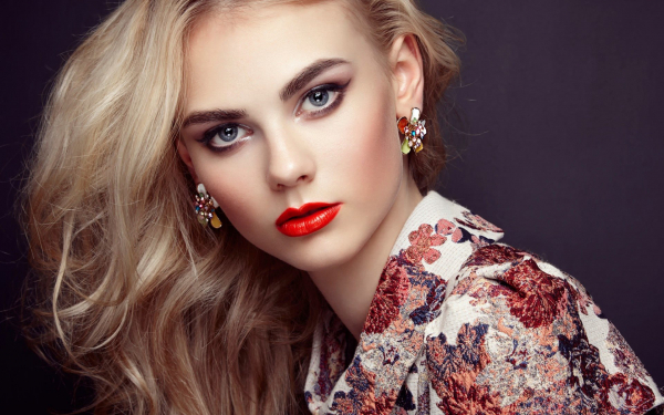 Красивая сероглазая девушка