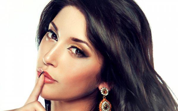 Девушка с восточными глазами