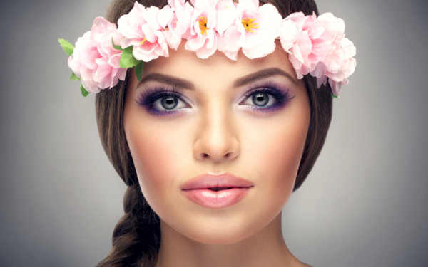 Девушка в венке