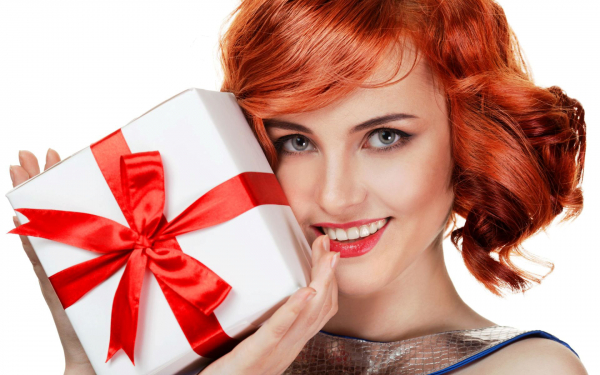 Девушка с подарком