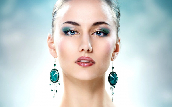 Девушка с украшениями