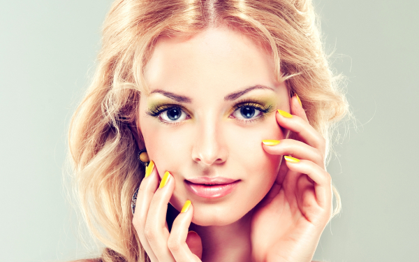 Красивая девушка с синими глазами