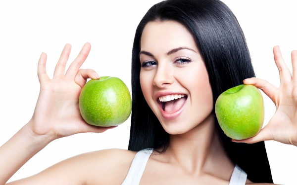 Девушка с яблокми