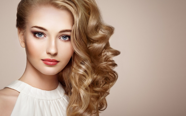 Красивая блондинка