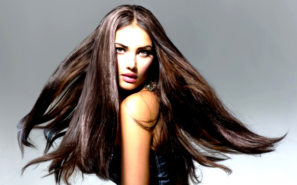 Девушка с длинными волосами