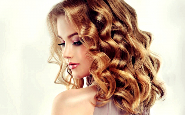 Девушка с локонами