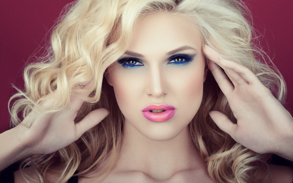 Блондинка с макияжем