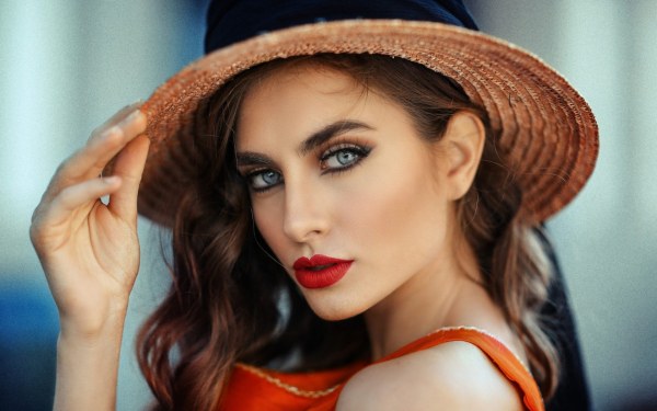 Девушка в соломенной шляпе