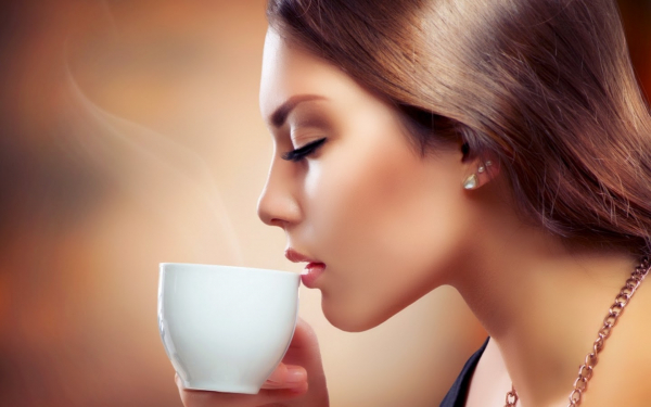 Девушка с чашкой кофе