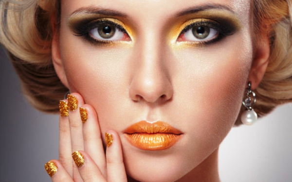 Сероглазая блондинка с макияжем