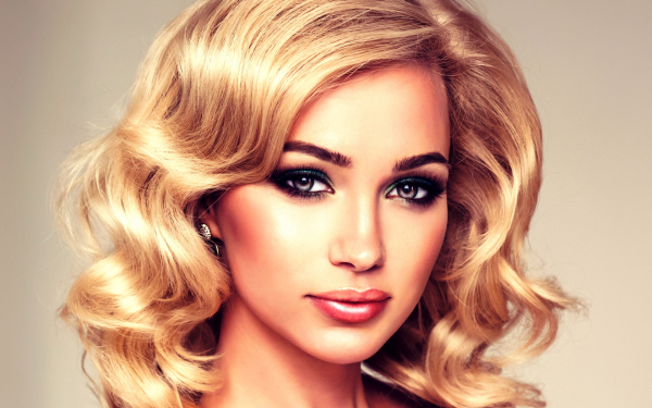 Блондика с вьющимися волосами
