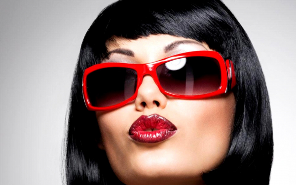 Брюнетка в темных очках