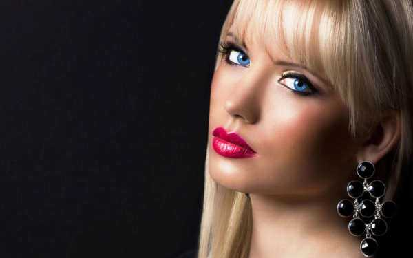 Голубоглазая блондинка