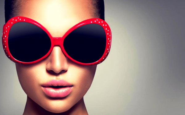 Девушка в темных очках