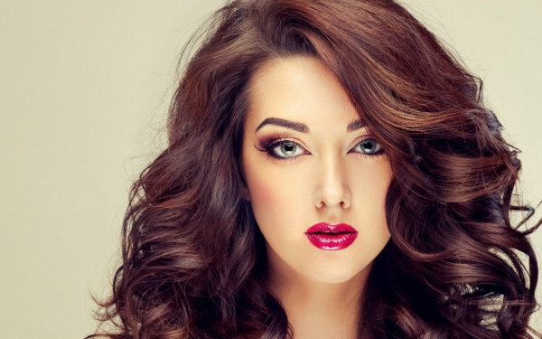 Девушка с большими глазами