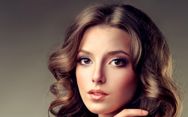 Красивая шатенка