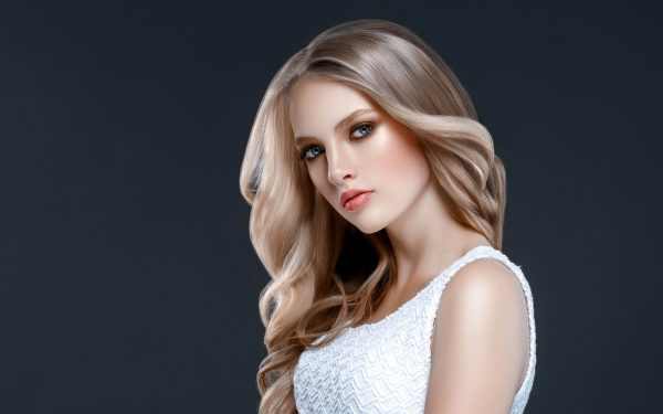 Блондинка в белом платье