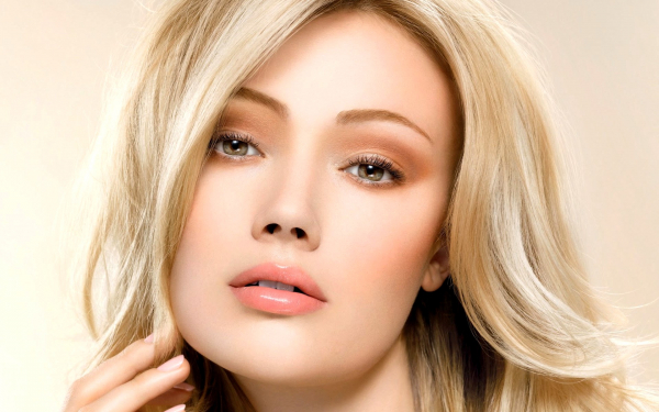 Блондинка сероглазая