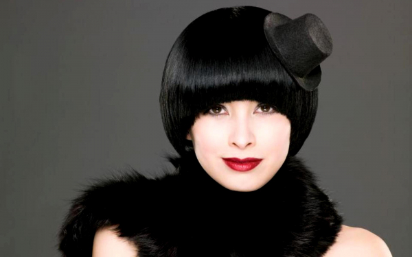 Брюнетка в шляпке