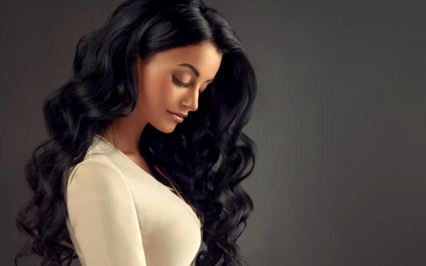 Брюнетка с красивыми волосами