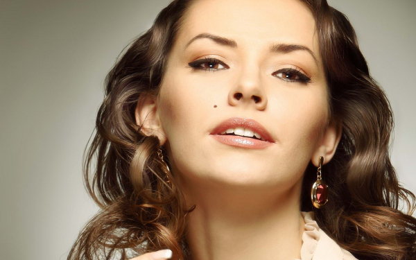 Шатенка с карими глазами