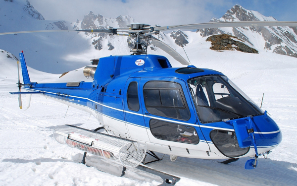 Спасательный вертолет в горах