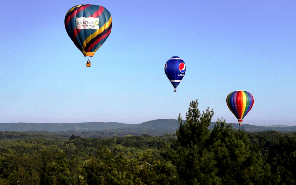 Воздушные шары над лесом