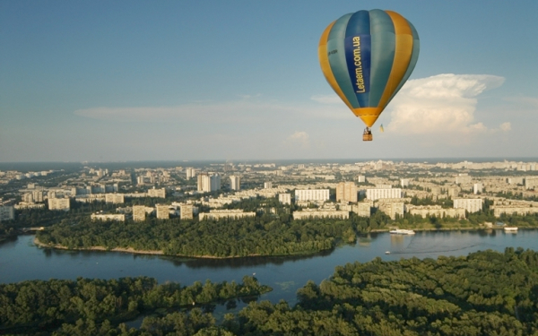 Воздушный шар над городом