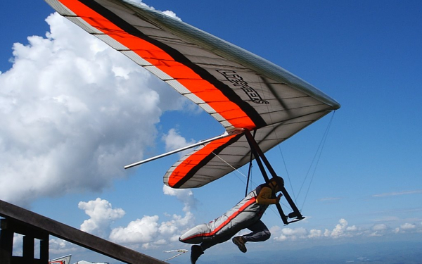 Дельтаплан взлетает