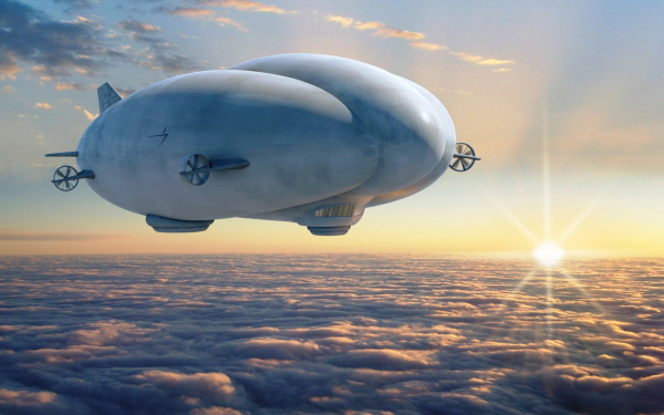 Американский беспилотный дирижабль летит над облаками