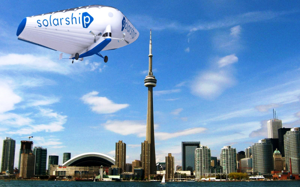Гибридный дирижабль летит над Торонто