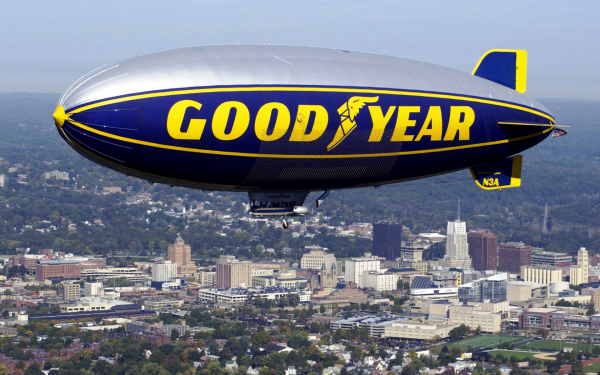 Дирижабль летит над городом