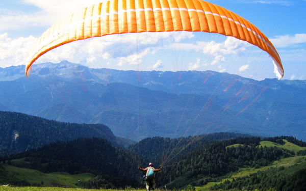 Параплан взлетает