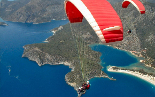 Парапланы над морем