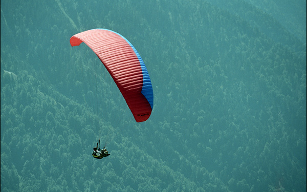 Параплан высоко в небе
