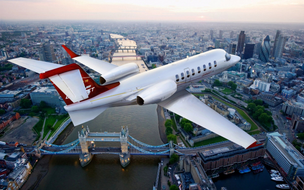 Learjet-75 летит над Лондоном