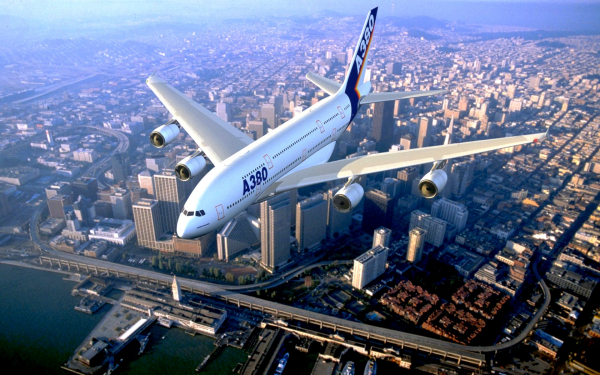 Аэробус А380 летит над городом
