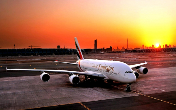 Аэробус А380 в аэропорту города Дубай