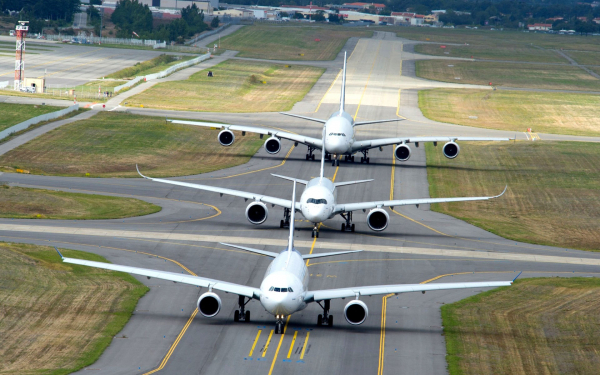 Аэробусы на взлетной полосе