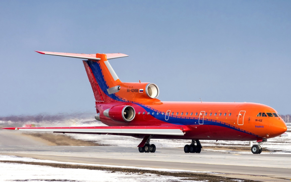 Як-42Д на взлетной полосе