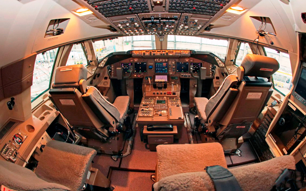 Кабина пилотов Боинга 747-800